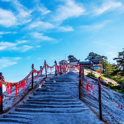 [华山风景名胜区-大门票+西峰上北峰下索道票+往返索道巴士+登山大礼包]门票+西上北下索道巴士+大礼包