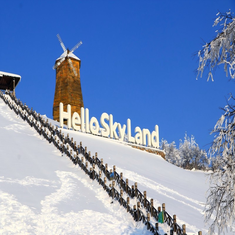 【需要二次确认】下单前请务必先提供日期咨询客服查房，有房再付款 【住】豪华房/山居主题房/隐竹主题房/特色主题房1-2晚 【食】双人自助早餐+部分儿童早餐 【享】双人熊猫部落/双人温汤/双人云上草原