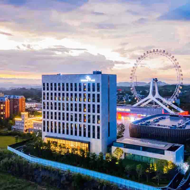 每天有限量升级摩天轮观景房名额,先到先得 吃住玩乐一价全包,遛娃休闲度假好去处 赠Minibar饮料首次免费+免费体验音乐喷泉秀+酒店住客免费停车 13分14秒摩天轮,520轮音乐喷泉秀求婚圣地,浪漫星空之下与TA共赏