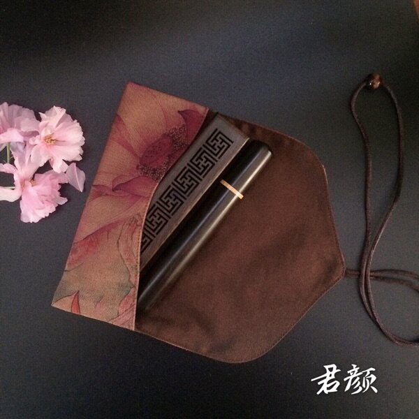 君颜家 高端限量款香云纱随身便携式信封布袋套装 紫光檀熏盒布艺