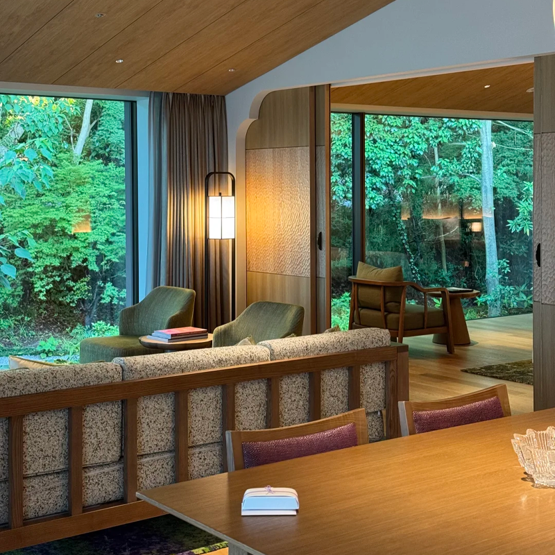 客房（含 16 间套房）融合和风禅意与现代雅致，全景落地窗引自然光 部分房型带私汤，保留条约签署厅历史陈设，隈研吾设计融合古建与现代 套餐含每天双人早餐，送酒店消费券 享VIP礼遇，提前入住延迟退房、免费升级房间、生日布置等