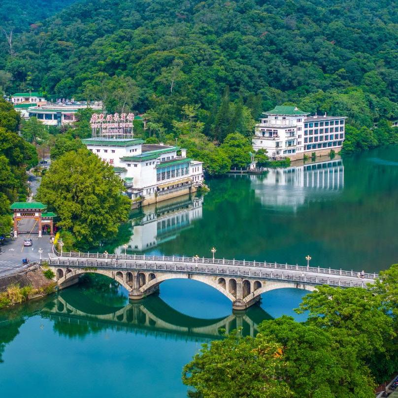 广东温泉宾馆座落于广州从化温泉镇流溪河畔 环境优美，生态自然，占地面积500亩 是广东省原生态园林式温泉国宾馆，有“中南海冬都”之美誉 温泉双人房2天1晚+温泉票