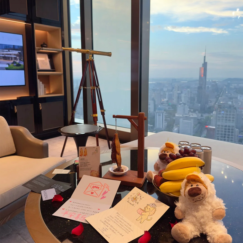 195 间客房以全景落地窗俯瞰紫金山、玄武湖盛景 紧邻地铁站，便捷抵达明孝陵、总统府等景点，尽显古都奢华韵味 套餐含每天双人早餐，送酒店消费券 享VIP礼遇，提前入住延迟退房、免费升级房间、生日布置等