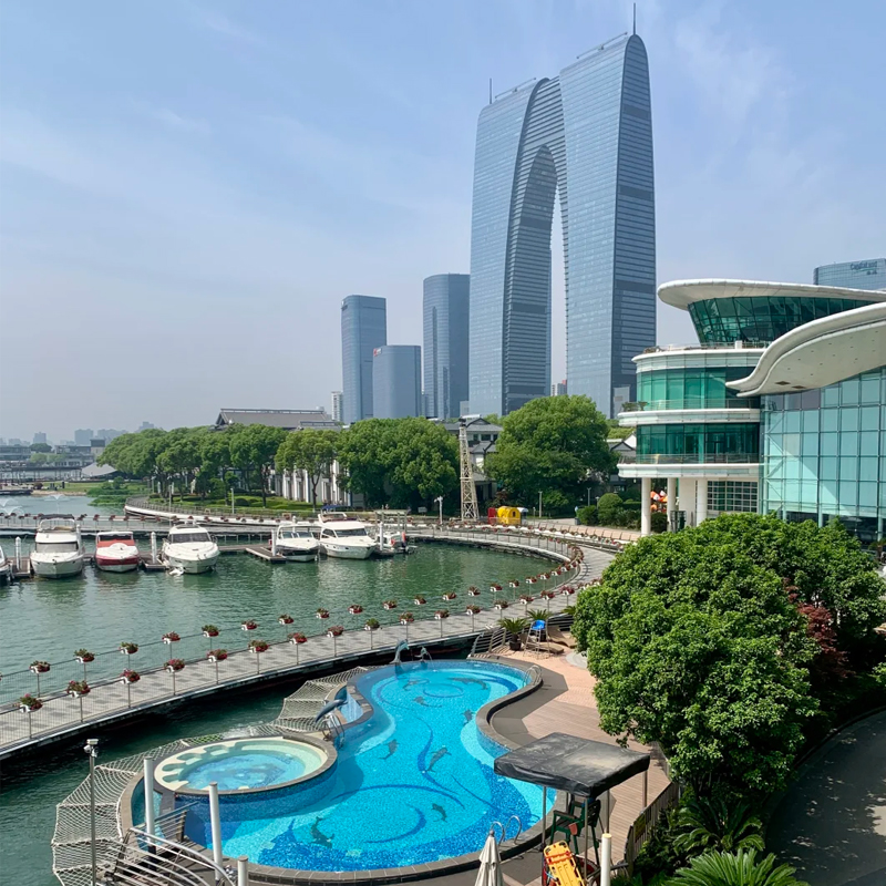 独占金鸡湖一座私岛 210 间客房及别墅均引湖光园景入内 套餐含每天双人早餐，送酒店消费券 享VIP礼遇，提前入住延迟退房、免费升级房间、生日布置等