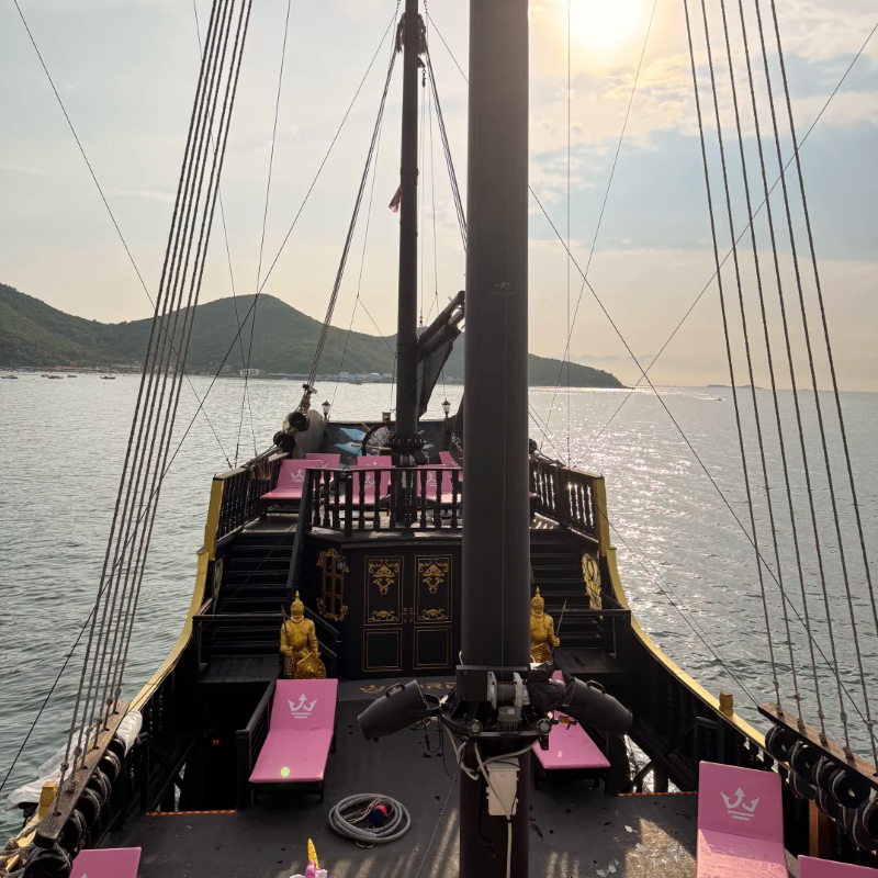 芭提雅黑珍珠海盗船巡游