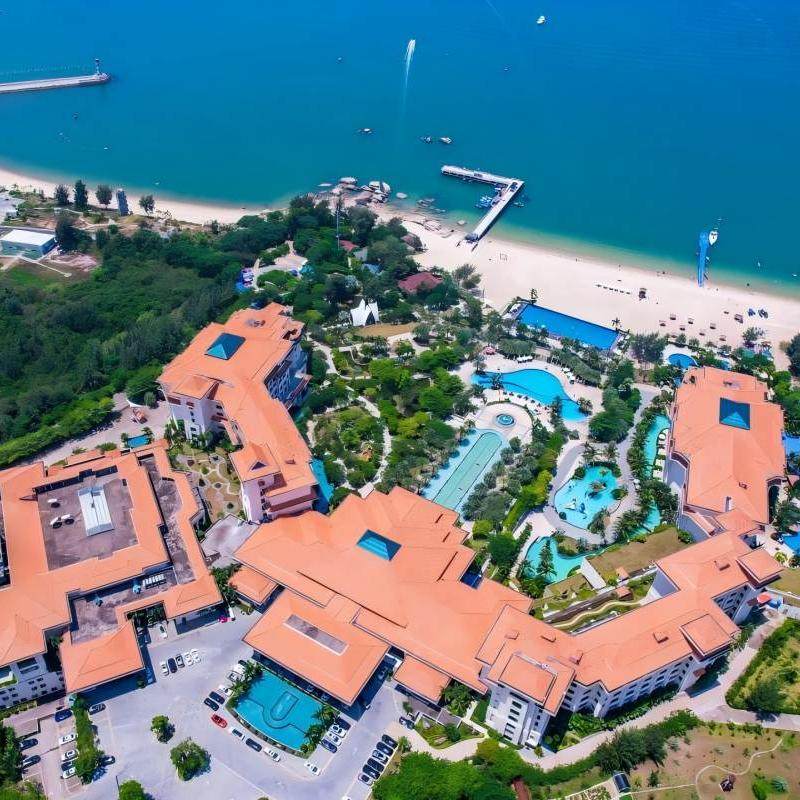 惠东金海湾嘉华度假酒店位于巽寮金海湾畔 方便游览天赐白沙提、雄奇磨子石林 周边是稀缺的白色沙滩和绮丽的热带花园，环境私密安静 更多房型套餐请@我们哈