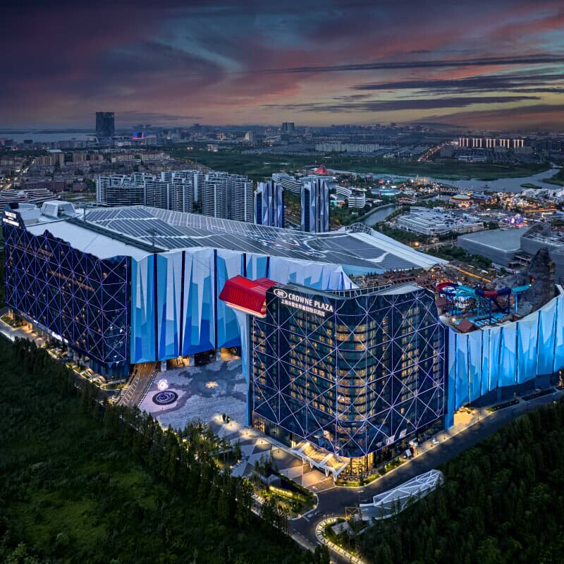 上海冰雪世界皇冠假日酒店1晚 +2大1小不限时娱雪票+简式自助午餐