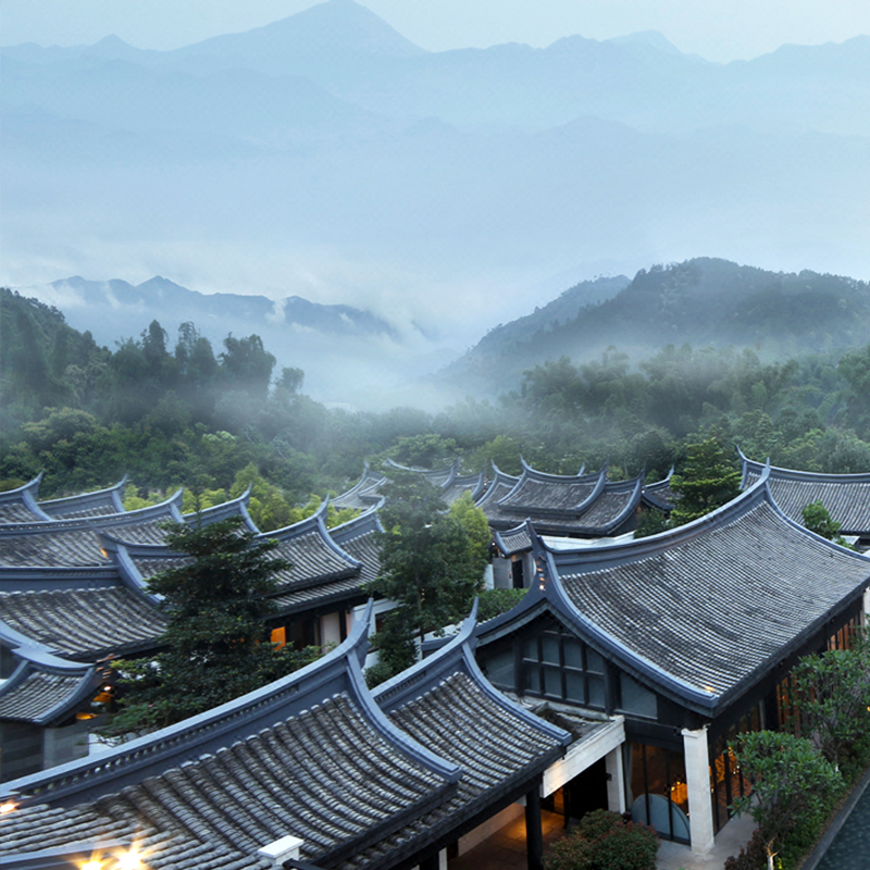 隶属全球奢华精品酒店集团；隐匿于山水环抱之间的禅茶文化温泉度假酒店 闽南元素别具匠心的在江南特色风景及闽南古厝建筑格局 慢体会山间的清风松涛，聆听隐隐佛唱，饕餮美食 细心而保障隐私的管家服务，悦泉行馆致力诠释“安静的尊贵 昂贵的品味”