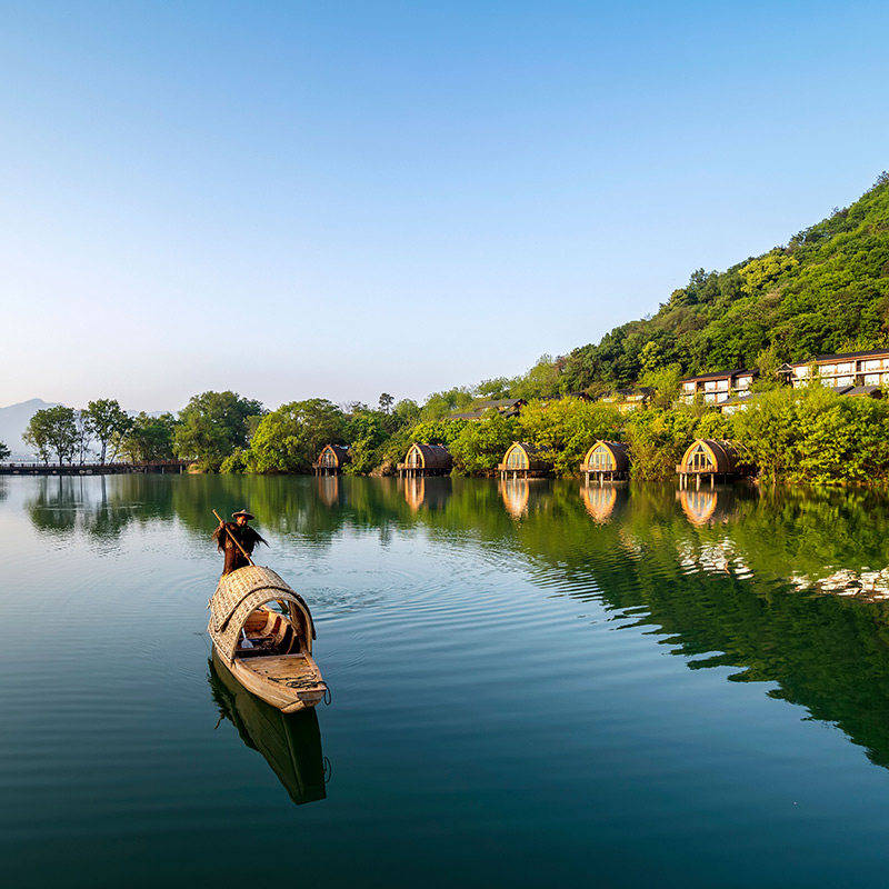 [需二次确认]下单前请务必先提供日期咨询客服查房，有房再付款 【住】园景双床房/山景别墅一居1-2晚 【食】自助早餐+水果 【享】垂钓+旅拍+呱呱乐园券+树叶标签体验+徒步体验