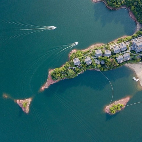 【国企背书】浙江省中国旅行社为浙江省内领头旅行社企业，品质保证 【雷迪森酒店集团】隶属于浙江省旅游投资集团，旗下拥有酒店300余家 【多店可选】千岛湖|仙居|景德镇|绍兴|南浔|象山|三清山等20城30店可选 【性价比高】限时限量5折起，优惠看得见，部分酒店全程不加价