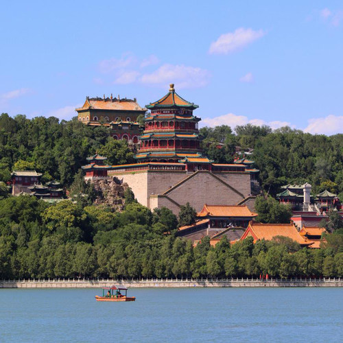 【专车专导】私家独立小团，一车一导游VIP服务 【地道美食】为您推荐北京地道美食攻略 【金牌导游】十年以上金牌导游讲解，带您深度体验北京历史文化 【专属行程】自由调整路线，每家不同的专属行程安排。