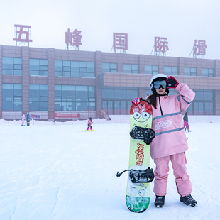 [五峰国际滑雪场-全天双板滑雪票+全套雪具]包含双板滑雪服、雪板、雪鞋、雪杖、头盔、眼镜、手套