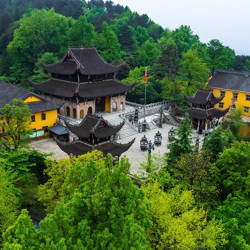 酒店位于景区检票口内100米处，位置得天独厚。 酒店住户可享用美味营养自助早餐，给一天的祈福之旅充满能量 套餐内包含景区门票，性价比高