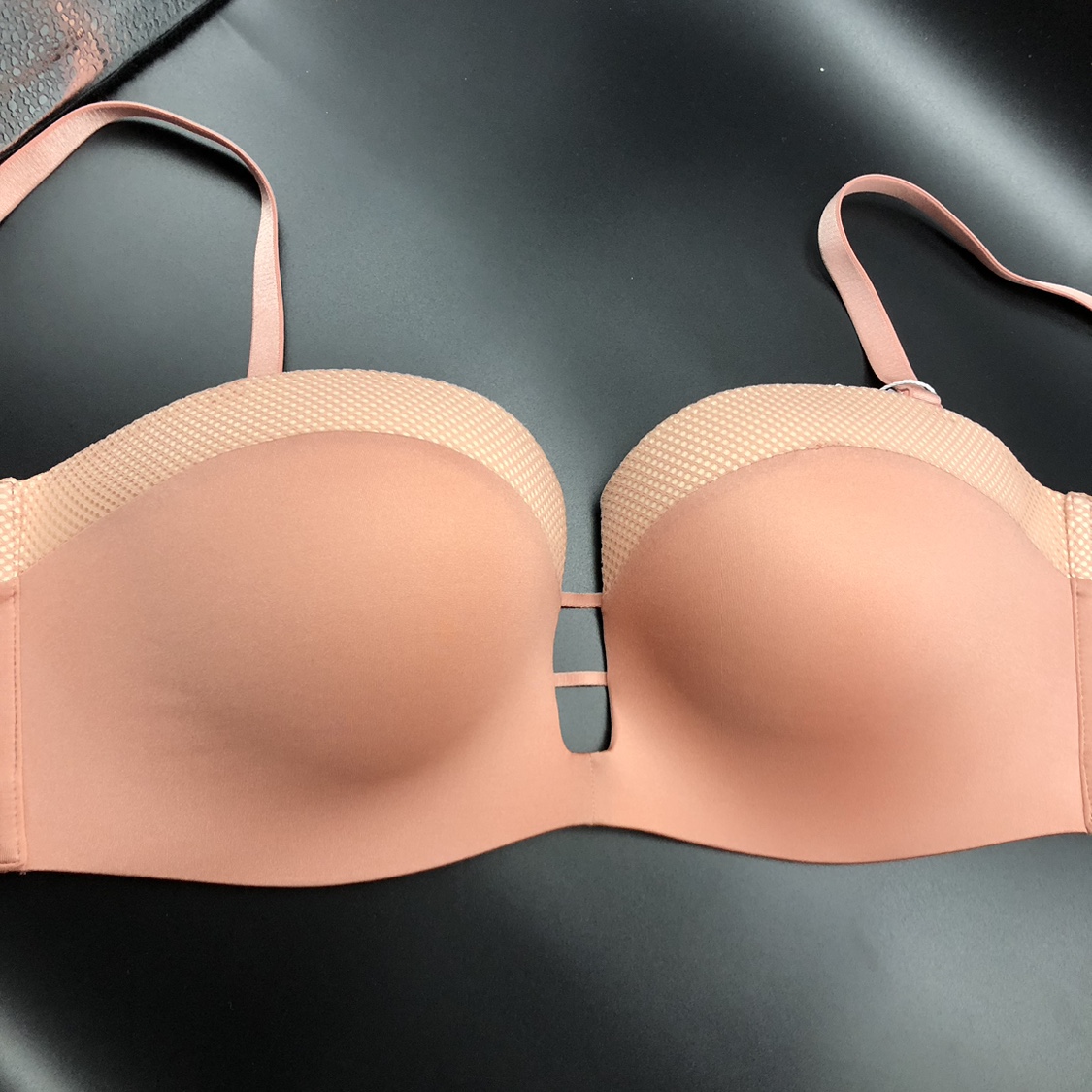 85C 珊瑚粉 无钢圈 上薄下厚聚拢 简约性感 调整型 三排扣