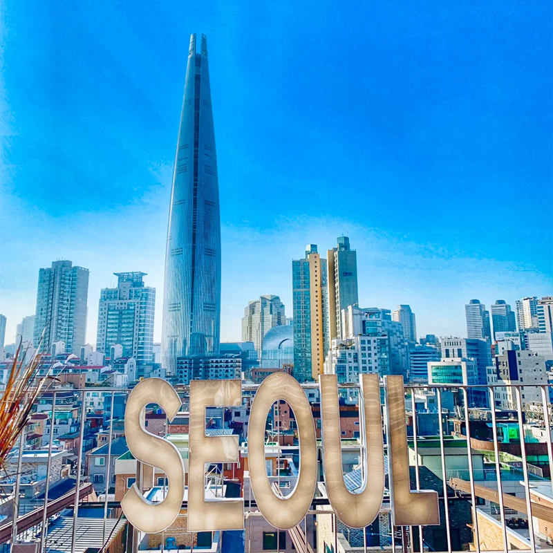 客房铺有地毯，配平板电视与迷你吧等，设施完备 设室内恒温泳池、高尔夫练习场和带跑道的健身俱乐部，还有多国风味餐饮区 套餐含每天双人早餐，送酒店消费券、升级房型、提前入住延迟退房权益 官方直连正规渠道下单，实名入住，专业客服一对一全程护航