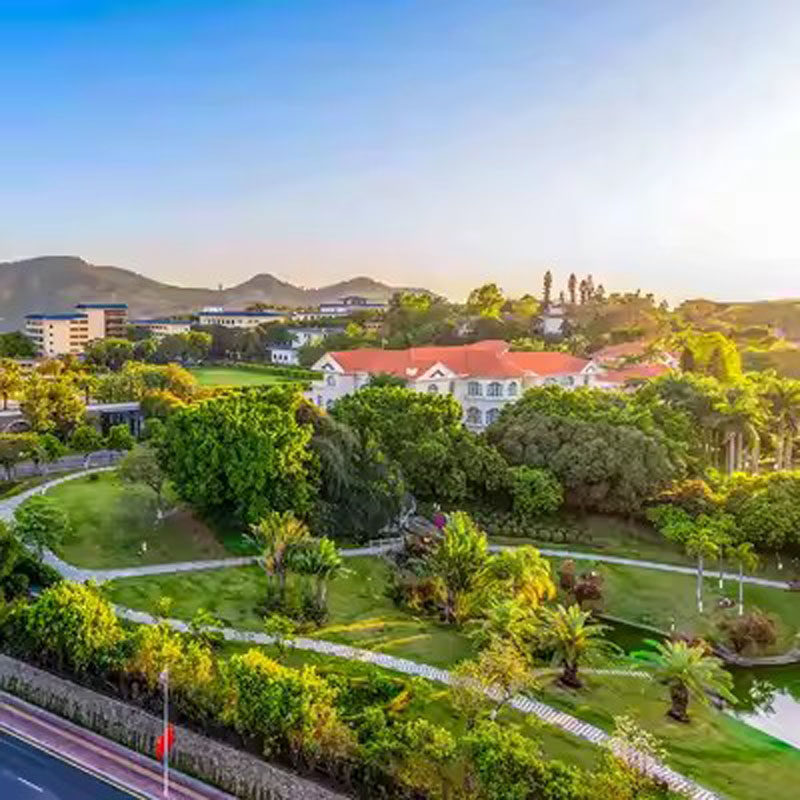 【需二次确认】下单前请务必先提供日期咨询客服查房，有房再付款 【住】天丰楼高级房/海宇楼园景豪华房/海宇楼园景行政家庭房等1-2晚 【食】早餐+水果 【享】亲子礼包+汉服体验+儿童乐园+观光巴士+萌宠喂养