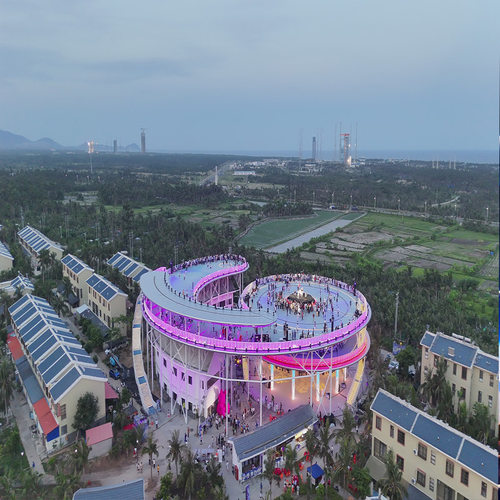 科普互动：发射前知识讲解、有奖问答，解锁航天冷知识！ 航天市集：逛特色摊位，与 &ldquo;航天员 Coser&rdquo;合影留念！ 专属礼包：含观礼席位、纪念品、集章打卡等多项权益！