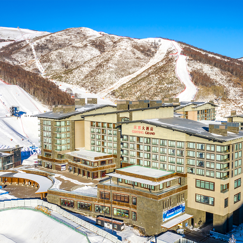 冬奥会同款滑雪场,位于云顶滑雪公园核心区域 “云顶乐园”将会成为赏雪、玩雪、娱雪旅游胜地 开发了中医康复疗养、马术、山地自行车、卡丁车、野外拓展等项目 住宿环境十分温馨,服务热情周到,感受云顶独特之魅力