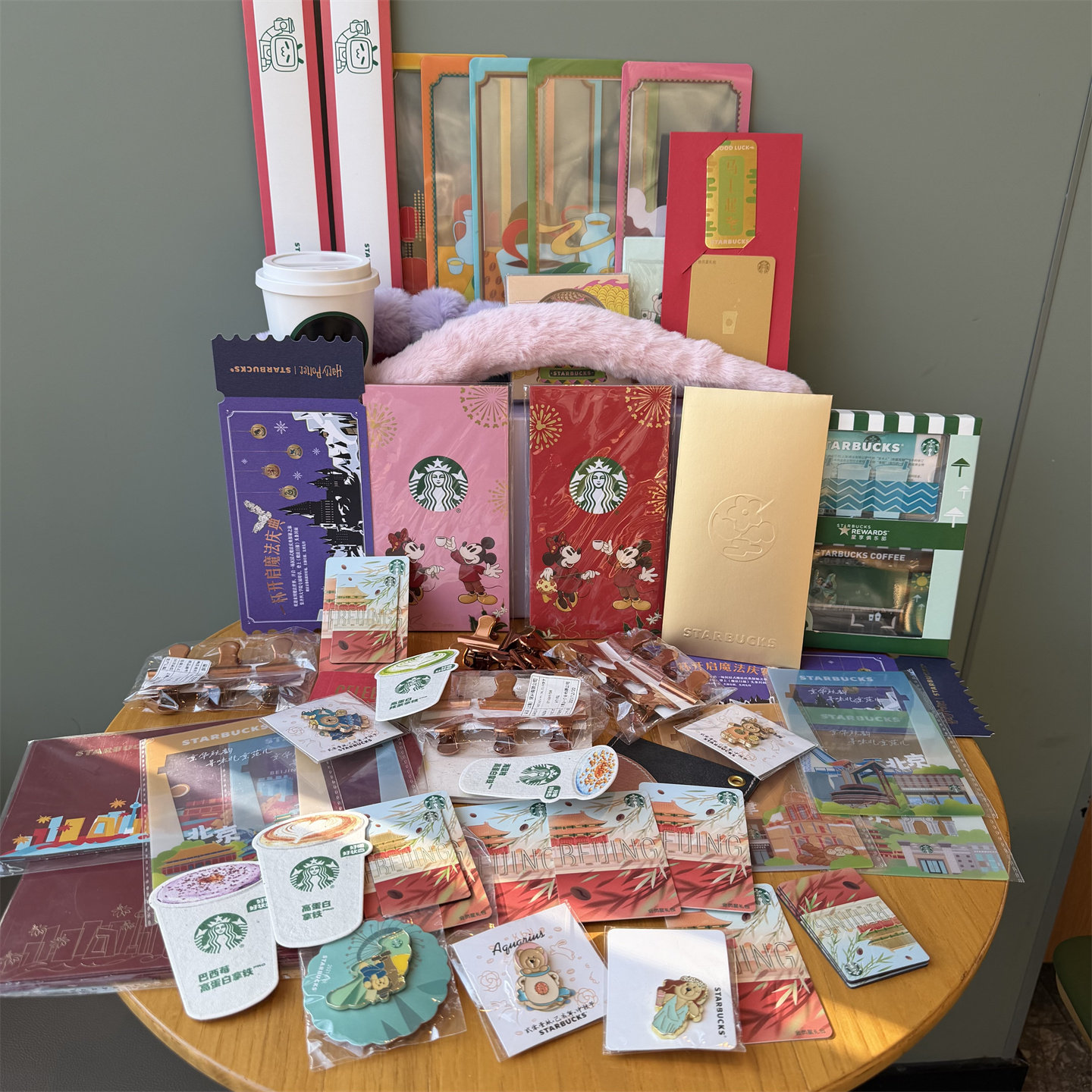 星巴克周边星座徽章pin抛瓦手环北京冰箱贴卡片透卡收藏甄选夹子