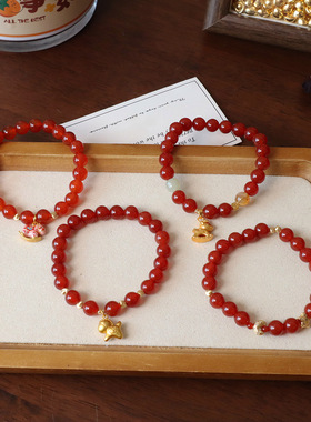 天然红玛瑙手链圆珠小马吊坠手串