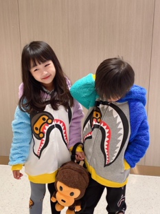 mijello2025新款 日系潮牌 猿猴鲨鱼插肩拼色连帽外套 猿猴童外套