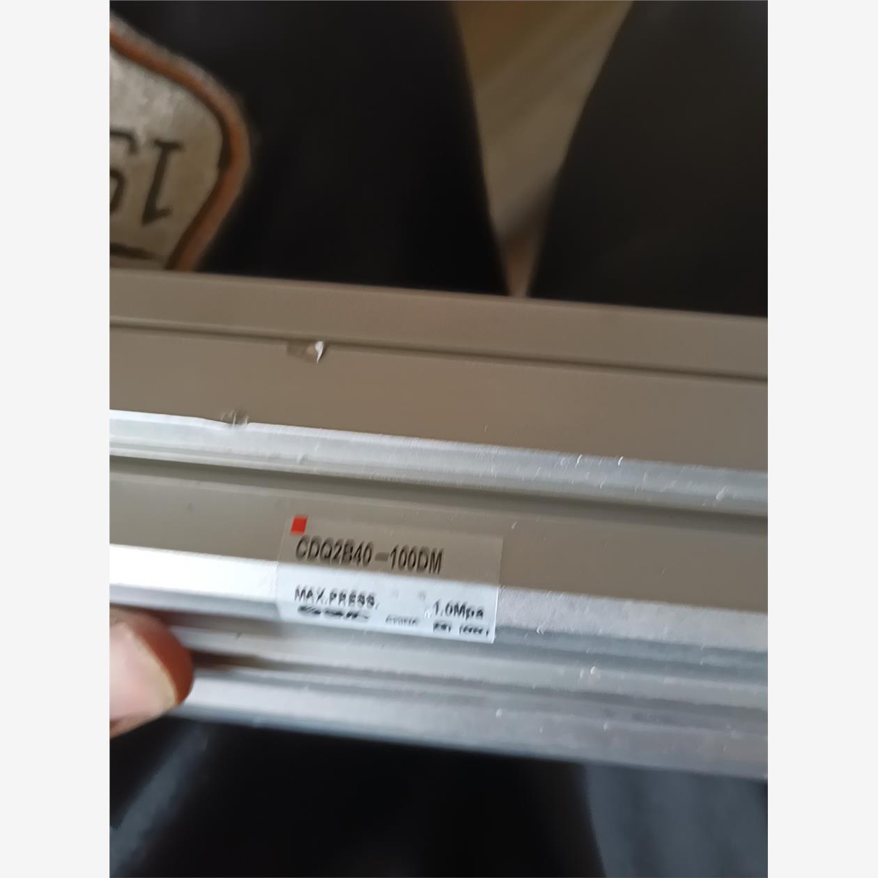 smc cdq2b40-100dm  全新的一个 有点小磕碰