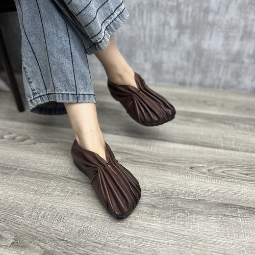 真皮褶皱一脚蹬平底国风妈妈单鞋