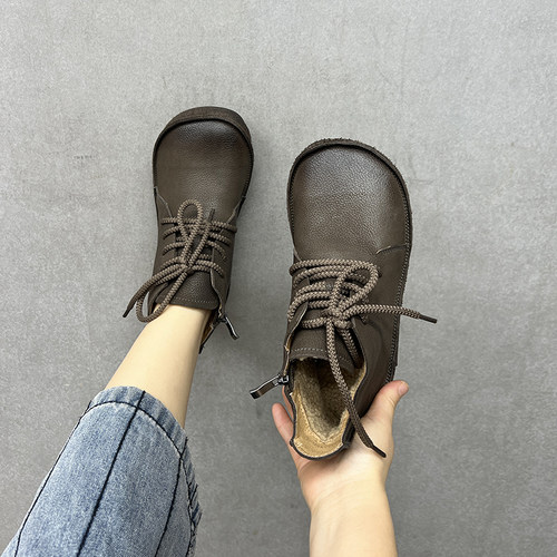 艺鞜2026年冬季新款真皮加绒马丁靴复古圆头手工系带保暖短靴女