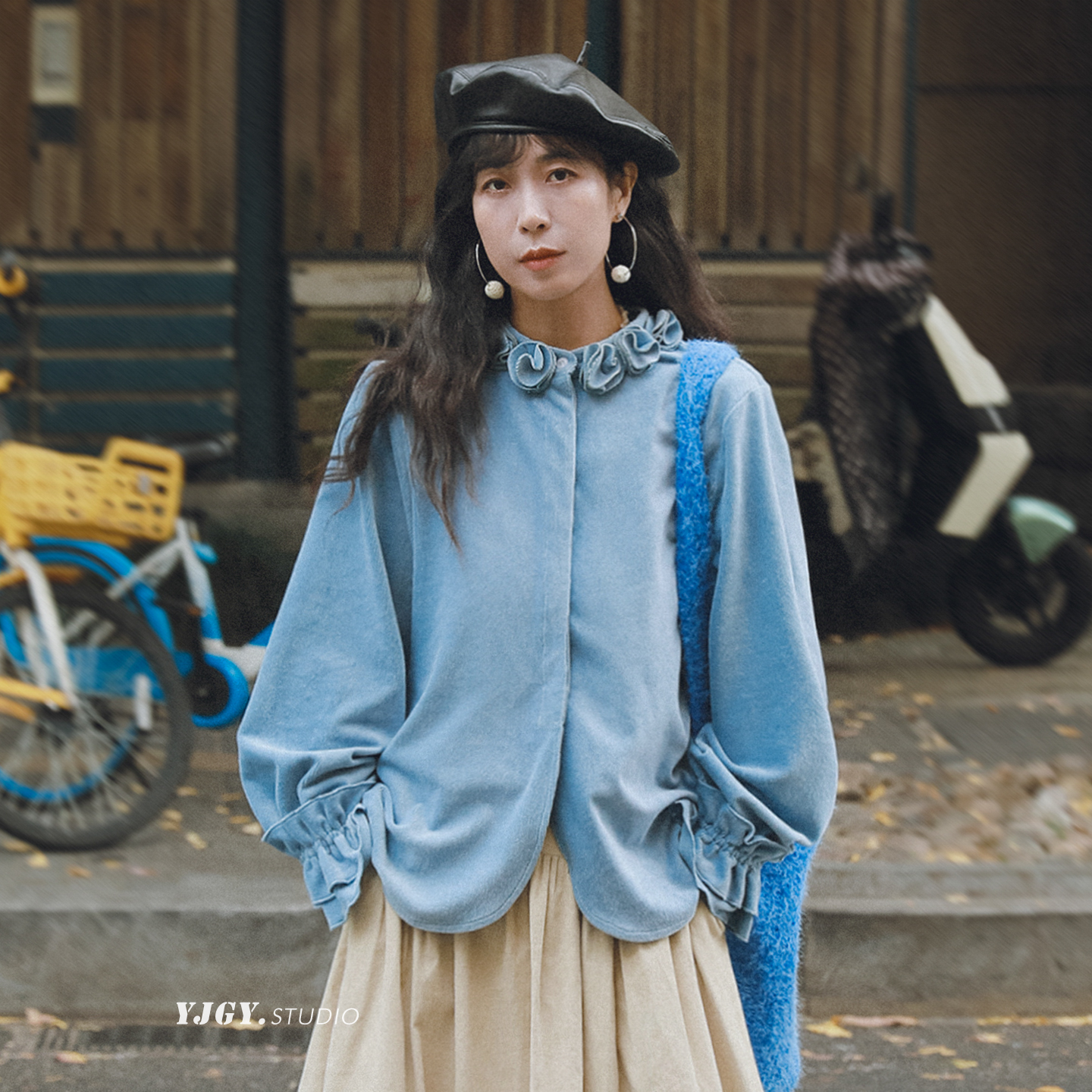 玫瑰烧花领灯芯绒蓝衬衫