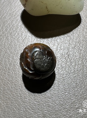 尚泉美玉6.1克俏色雕花圆珠新疆和田玉籽料卡16原创设计手工雕刻