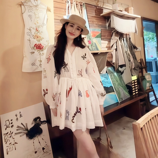2026年春季新款韩式宽松休闲显瘦短款白色印花抽绳防晒款连衣裙女