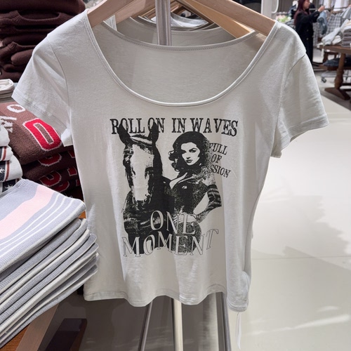 ONE MOMENT春夏季纯棉一字肩字母人物性感短袖T恤专柜正品不退换