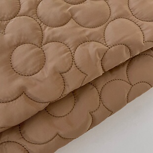 布亦新款涤纶花朵棕色绗缝夹棉加厚布料服装桌布手工diy纯色压花