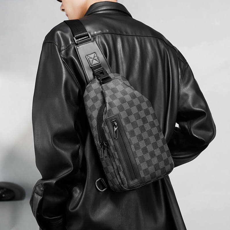 时尚格纹胸前包潮男简约百搭挎包