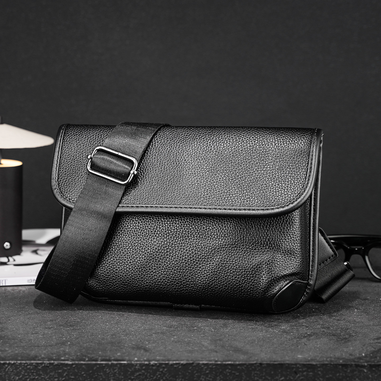 高品质荔枝纹男士胸包 简约街头斜挎包胸前小包横款邮差包手机包