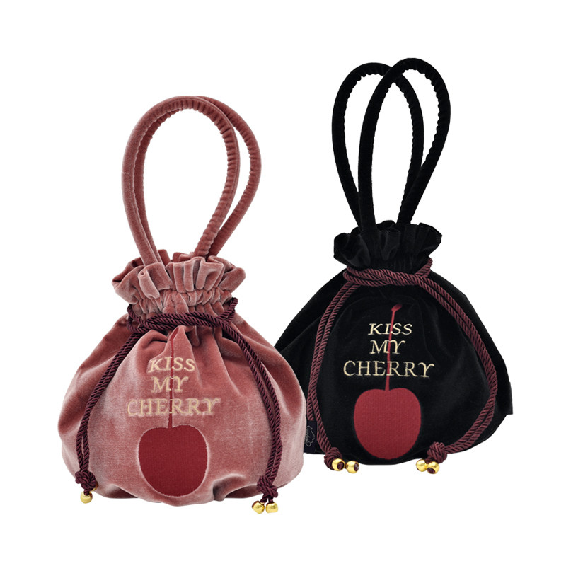 云朵里商店 轻复古风格丝光绒大樱桃字母刺绣手提抽绳收纳袋