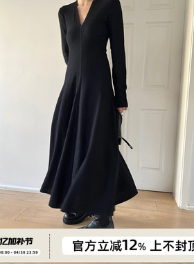 SOTHEA 法式chao显瘦纸片人 强缩针织羊毛深V领修身长袖连衣裙女