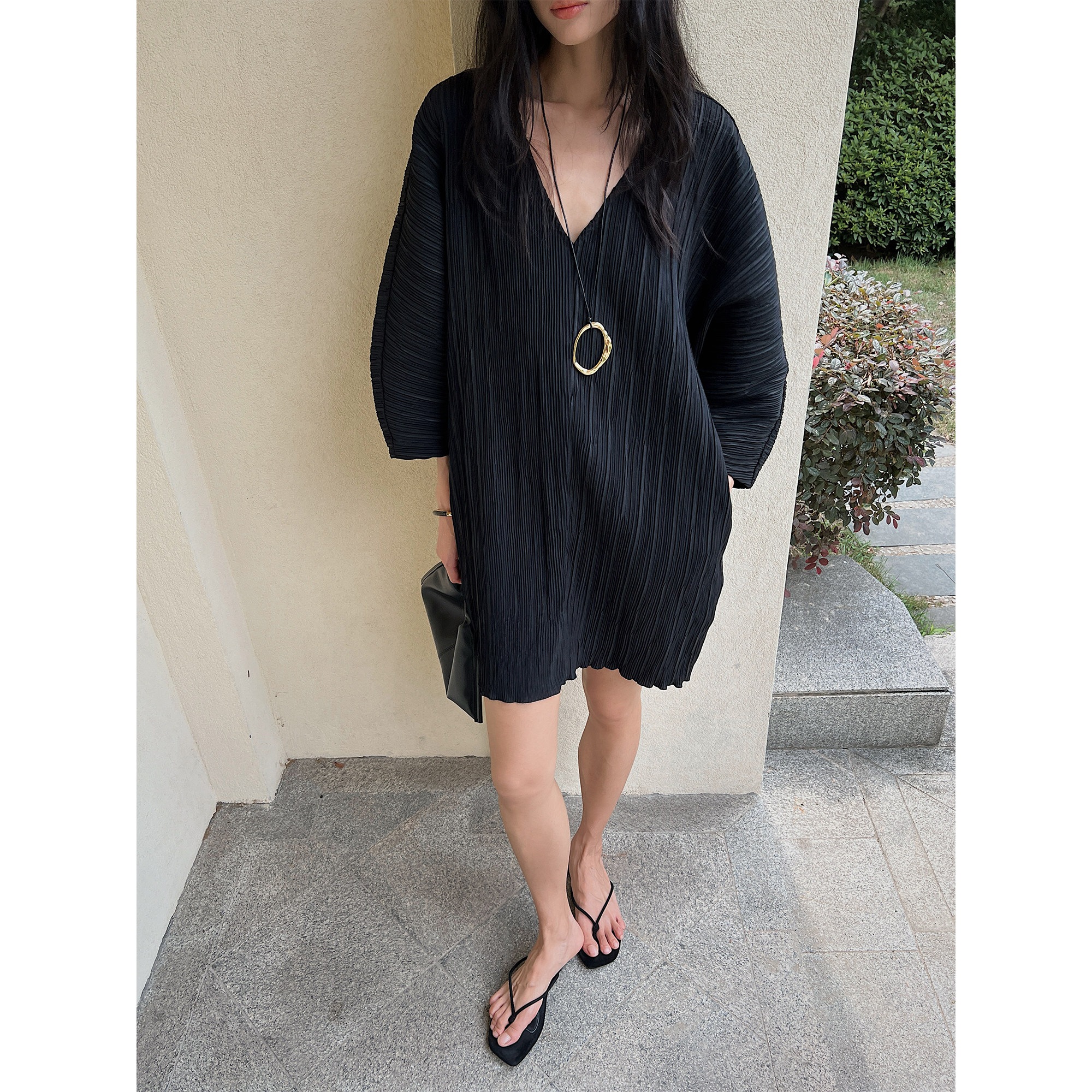 SOTHEA重磅定制压褶面料 简约松弛高级感立体造型宽松V领连衣裙夏