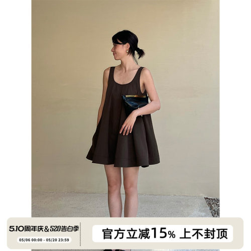 SOTHEA 2026年夏季法式时髦优雅大U领无袖A字伞摆高腰背心连衣裙