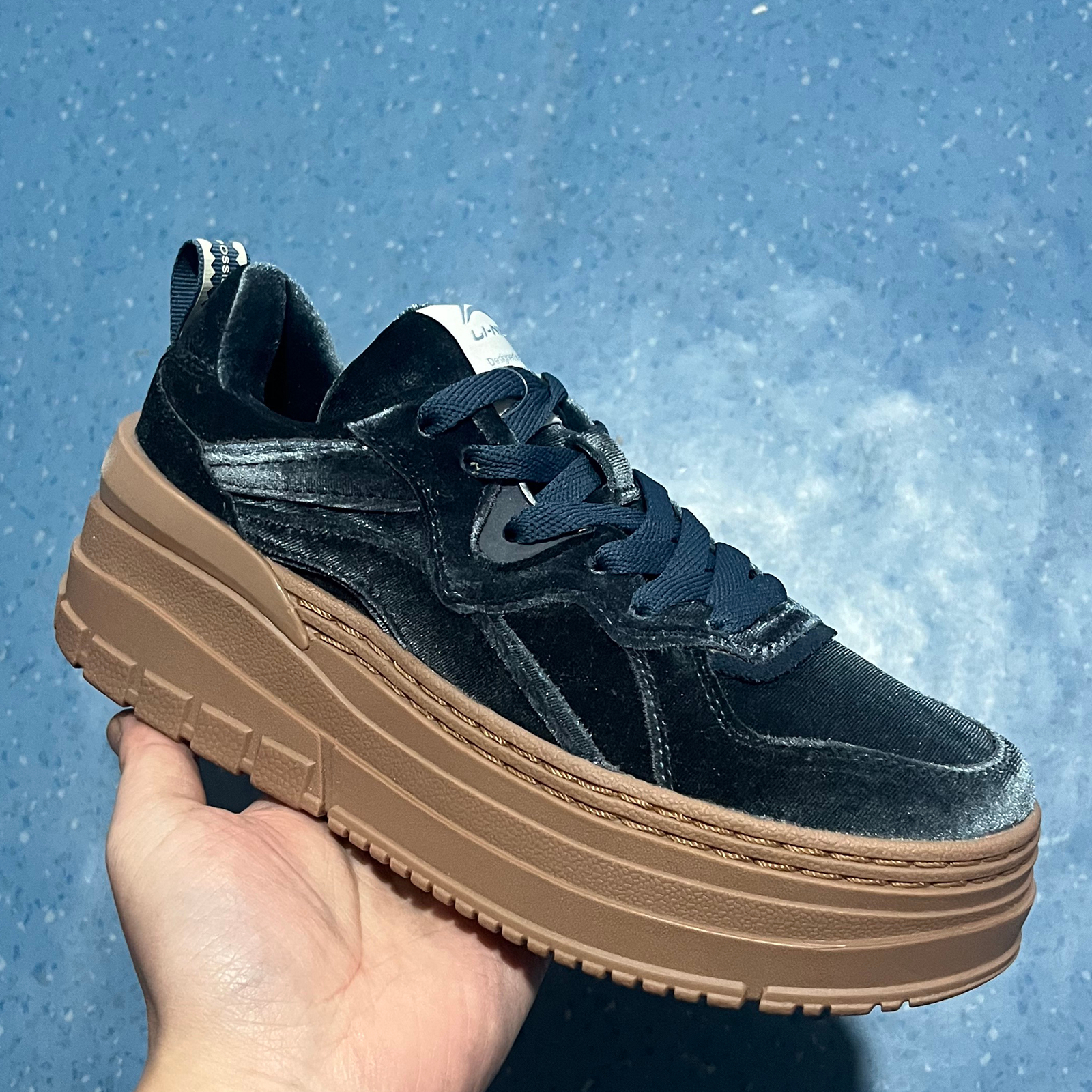 李宁女子惟吾Platform潮流时尚经典高回弹防滑耐磨休闲鞋AGCS302