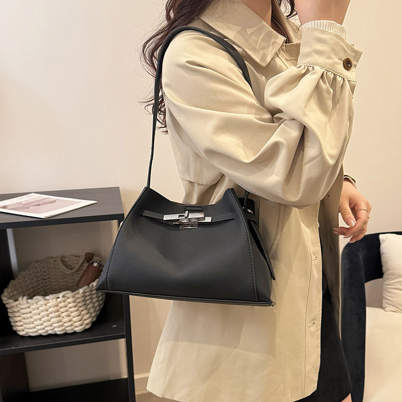 轻奢软皮水桶包女式新款大容量百搭单肩斜挎包超火小众高级感女包