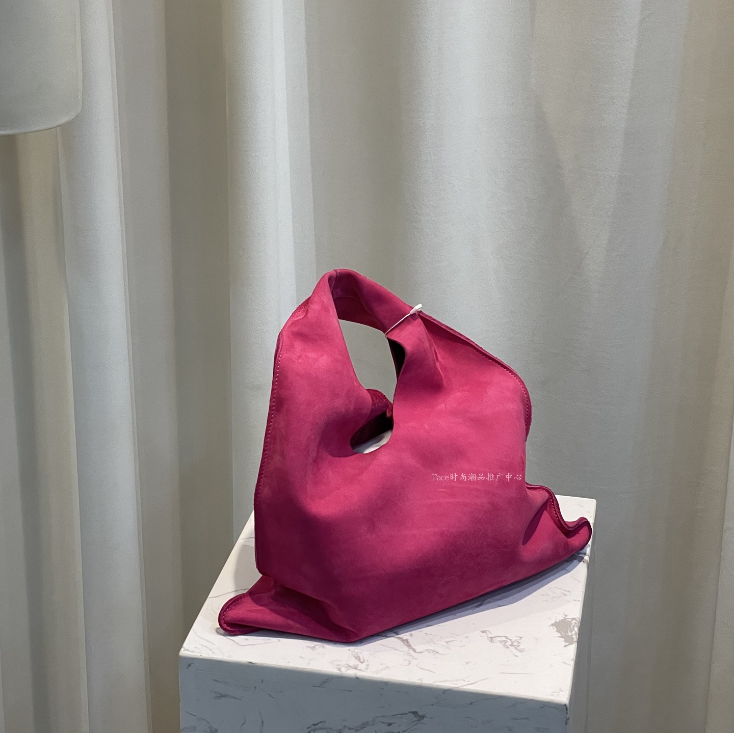 头层磨砂牛皮三角云朵包彩色多巴胺