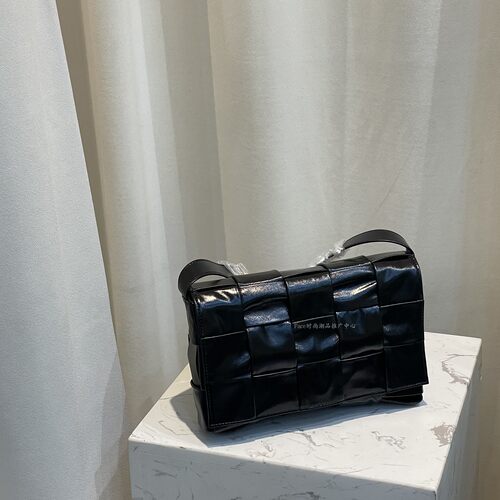 头层进口油腊牛皮黑色15格手工编织斜挎包