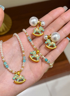 原创施家珍珠多巴胺滴油珐琅绿色木马项链轻奢小众高级感锁骨