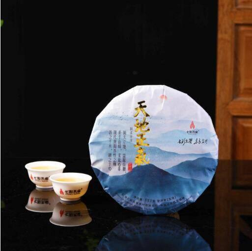 2021年七彩孔雀普洱茶生茶茶饼天地正气357g布朗山头春普洱生茶