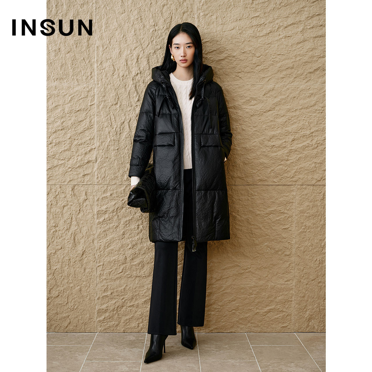 INSUN恩裳专选冬季简约连帽肌理感绵羊皮羽绒服