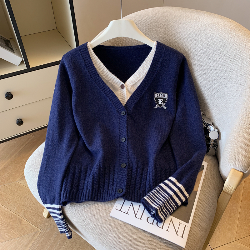 毛衣女假两件套头学院风绣花叠穿冬季V领高弹上衣，女装针织衫/毛衣，衣嘉衣服饰