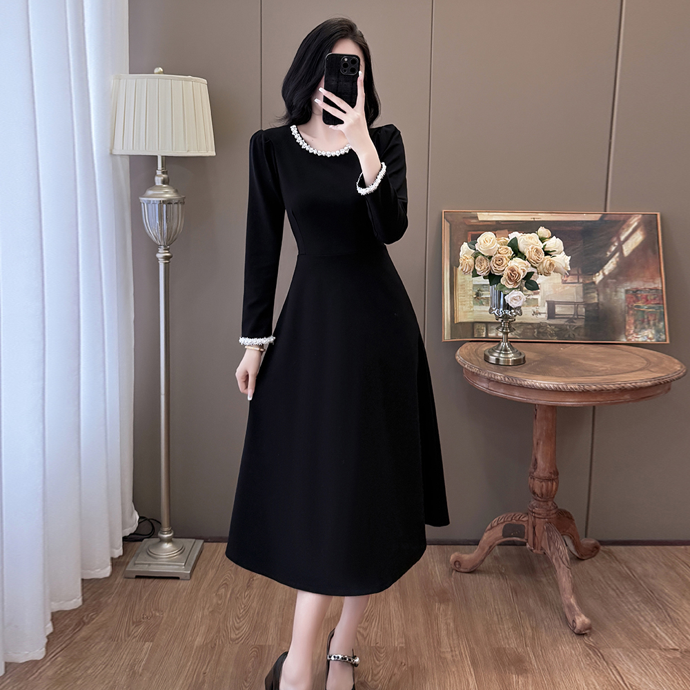 大码时尚秋冬钉珠轻奢赫本风简约大方气质小黑裙，女装连衣裙，衣嘉衣服饰