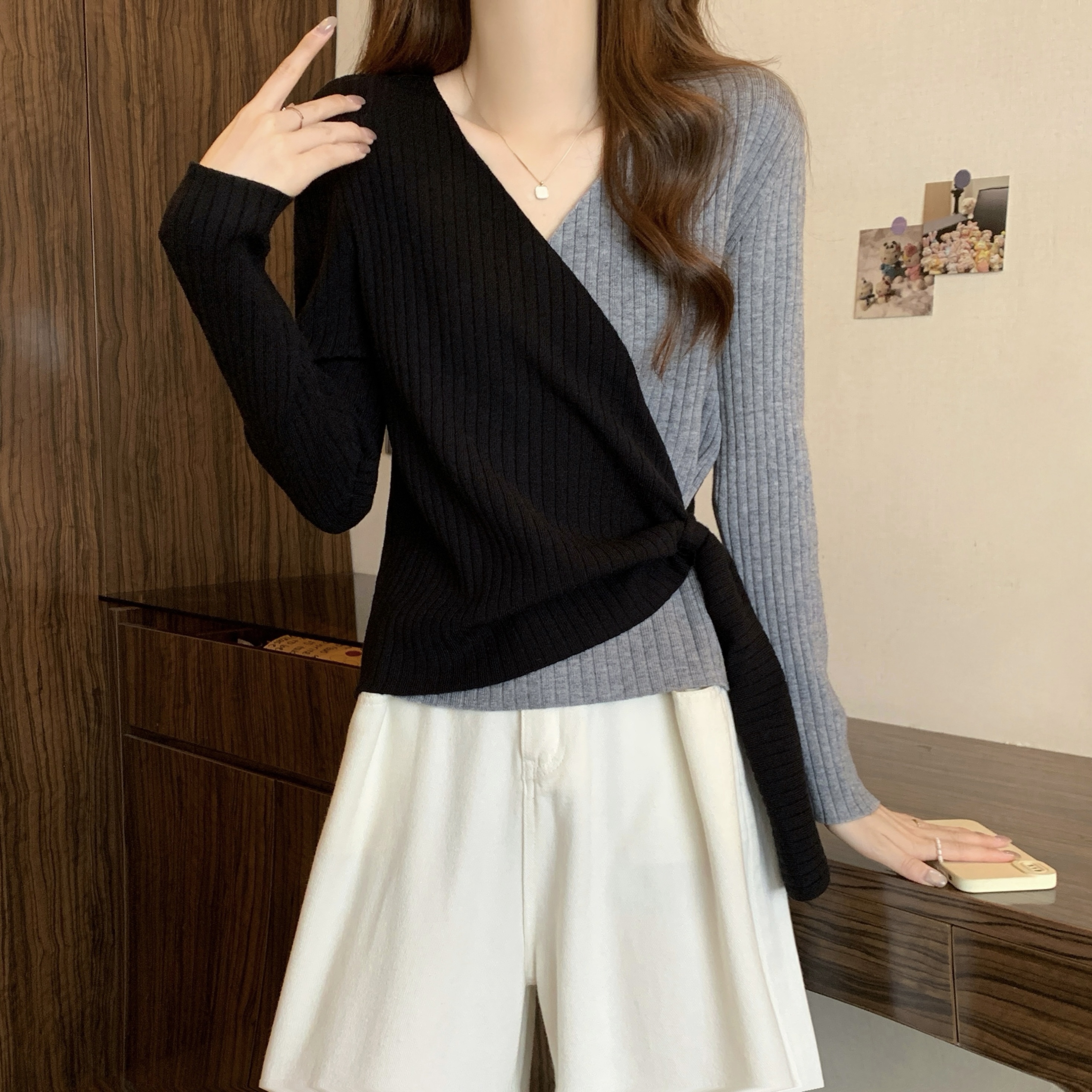 大码不规则交叉撞色绑带上衣女秋冬胖mm法式V领显瘦针织外套，女装大码女装，衣嘉衣服饰