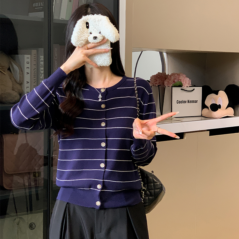 2025秋装新款设计感韩版条纹圆领上衣针织衫毛衣女开衫，女装针织衫/毛衣，衣嘉衣服饰